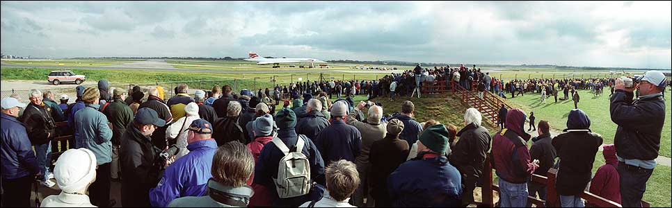 Crowds watch G-BOAG